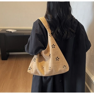 Détail du motif floral découpé au laser sur le sac hobo en daim kaki pour femmes