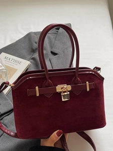 Sac à main chic bordeaux en daim et PU avec fermoir doré au style minimaliste moderne