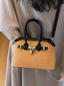 Sac fourre-tout marron mat minimaliste avec poignées noires et fermoir doré chic