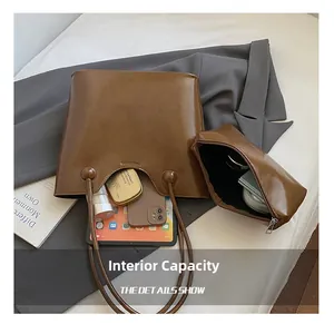 Detailoverzicht van grote bruine tote bag met bijpassend ritszakje en de binnenkant