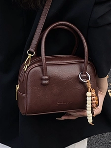 Sac à main carré marron foncé rétro avec breloque perlée et ferrures dorées