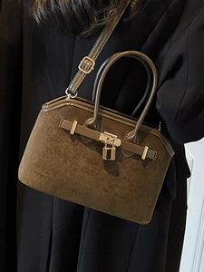 Sac fourre-tout élégant en daim marron foncé avec serrure dorée et bandoulière amovible