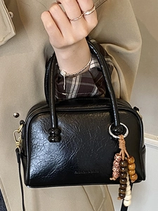 Sac à main carré noir minimaliste avec breloques perlées et lettrage mode finition brillante