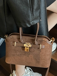 Sac fourre-tout minimaliste en daim marron avec serrure dorée pour femmes