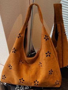 Sac hobo en daim caramel à motif floral découpé au laser pour un look décontracté chic