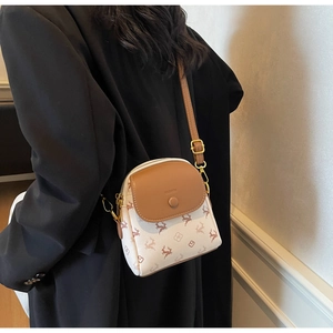 Détail d'un mini sac bandoulière élégant avec motifs d'élans et rabat en cuir marron