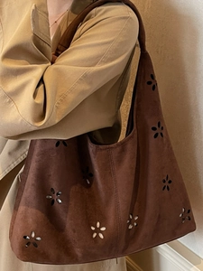 Sac fourre-tout marron foncé en suède avec motifs floraux ajourés et large bandoulière