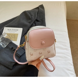 Détail du sac à bandoulière rose et beige avec motif cerf et relief Fashion