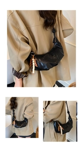 Détail du sac croissant noir avec breloque en perles de bois colorées et fermeture éclair