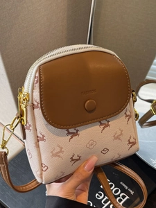 Petit sac bandoulière chic avec motifs élan fleuris et rabat en cuir marron