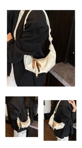 Détail du sac bandoulière blanc en demi-lune avec perles en bois et sangle nouée