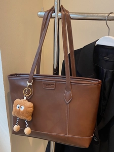 Sac cabas en cuir PU marron avec surpiqûres blanches et pendentif en peluche