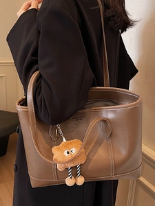 Sac cabas en cuir marron à grande capacité avec surpiqûres et pendentif peluche