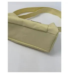 Detailed view of the thickened bottom and wear-resistant oxford fabric of this gym bag