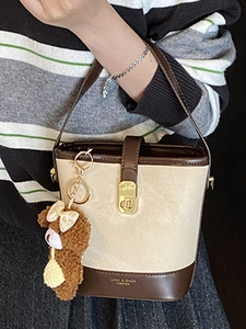 Retro bucket bag in beige and brown leather with cute bear charm and metal chain strap
