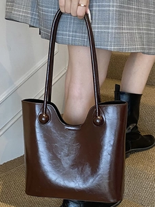 Grote donkerbruine vintage shopper van glanzend kunstleer voor stijlvol woon-werkverkeer