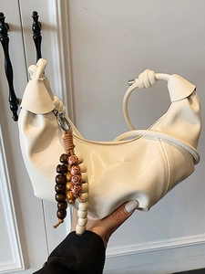 Sac croissant blanc crème moderne avec bandoulière nouée et breloque en perles élégante