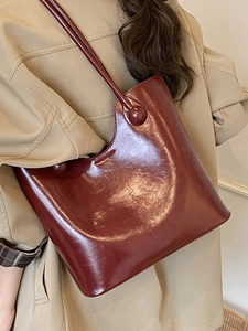 Grote bordeauxrode glanzende leren tote bag met uniek bolvormig handvat voor dames
