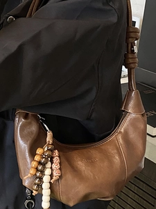 Sac hobo demi-lune marron foncé avec pendentif en perles bohèmes et fermeture éclair