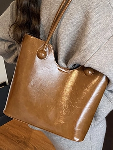 Bruine glanzende lederen tote tas voor dames met schouderriem voor een stijlvolle dagelijkse look