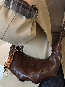 Sac demi-lune en cuir marron avec pendentif perlé rétro et embossage de marque