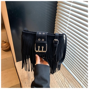 Détail du sac bohème noir en daim avec boucle argentée et longues franges élégantes