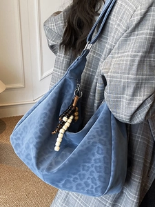 Blue leopard pattern large capacity tote bag with decorative beads for women commuting