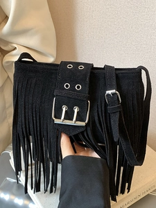 Sac à bandoulière bohème noir à franges avec boucle argentée et finition en similicuir