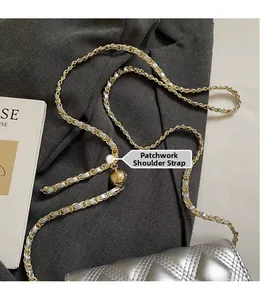 Detalle de bolso acolchado plateado con bandolera de cadena metálica y cuero empalmado