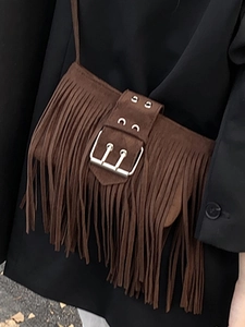 Sac bandoulière bohème marron avec franges, boucle métallique et texture suédine