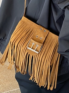 Sac bandoulière bohème en daim marron avec boucles argentées et longues franges fluides
