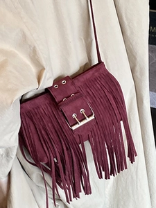 Sac bandoulière bohème bordeaux à franges avec boucle en métal et texture daim