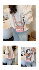 Détail du mini sac bandoulière rose avec fleurs 3D et bordure en dentelle blanche
