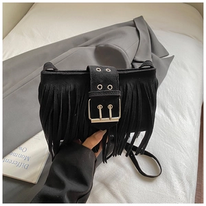 Sac à bandoulière noir à franges bohème avec boucle en métal argenté mat