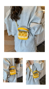 Vues détaillées du mini sac jaune avec fleurs en relief et bordures en dentelle