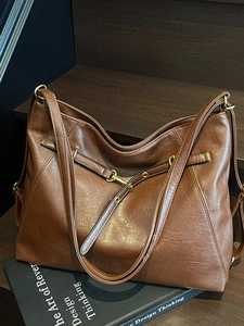 Grand sac hobo vintage en similicuir marron foncé avec détails métalliques dorés