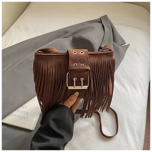 Sac bandoulière bohème en daim marron foncé avec de longues franges et boucle métal