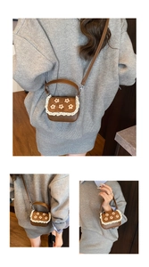 Détails du mini sac bandoulière marron avec fleurs jaunes et bordure en dentelle