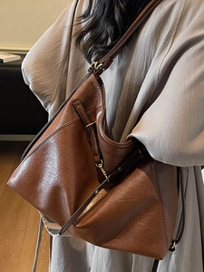 Grand sac Hobo en cuir marron caramel avec des détails métalliques dorés rétro