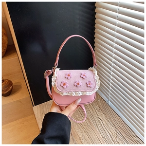 Vue détaillée du mini sac à main rose avec décor floral 3D et bordure en dentelle