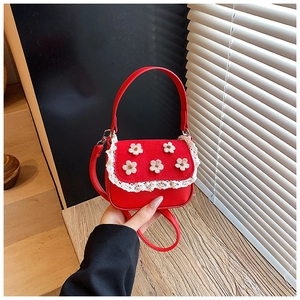 Vue détaillée du mini sac bandoulière rouge avec bordure en dentelle et fleurs 3D