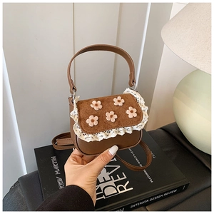 Détail du mini sac bandoulière marron avec bordure en dentelle et fleurs en relief