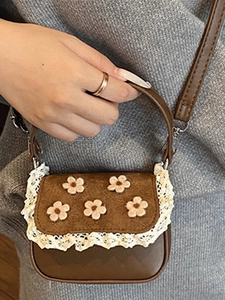 Mini sac rétro marron avec fleurs 3D et dentelle porté sur un pull en maille gris