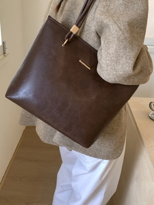Minimalist large capacity dark brown tote bag with gold metal trim for commuting