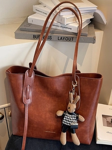 Grande borsa tote vintage marrone in similpelle con ciondolo a forma di coniglio