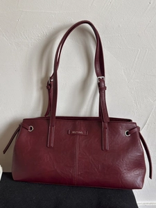 Elegante borsa tote bordeaux con tracolla regolabile e dettagli in metallo argentato