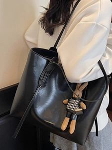 Grande borsa tote vintage nera con ciondolo a coniglio e spalline sottili per ufficio