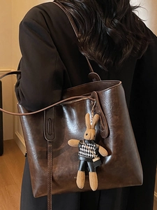 Grande borsa tote vintage marrone scuro con spalline lunghe e un simpatico ciondolo