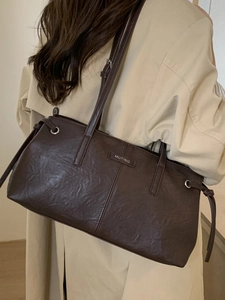 Borsa tote marrone scuro minimalista con texture in pelle stropicciata e tracolla regolabile