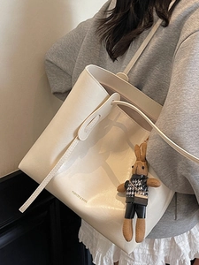 Grande borsa tote beige retrò con stampa ballerina e ciondolo a forma di coniglio